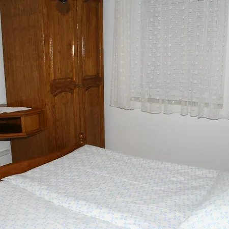 Stanici 2818b * Omiš